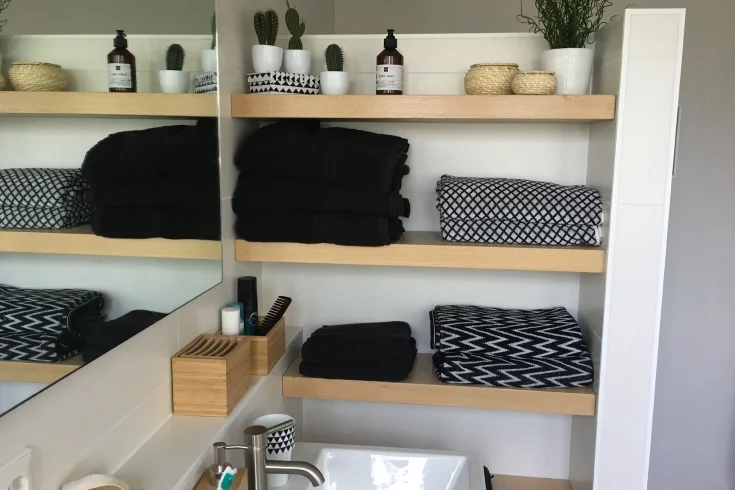 contemporary bathroom wall decor